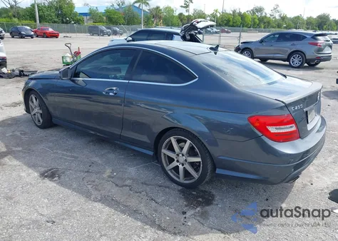 2013 Mercedes-Benz C 250 z USA, uszkodzony, nr VIN WDDGJ4HB0DG033611